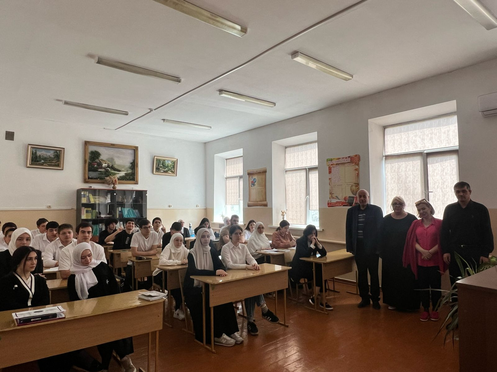 Сотрудники Миннаца РД провели уроки мужества для учащихся МБОУ «СОШ №16» г. Махачкалы